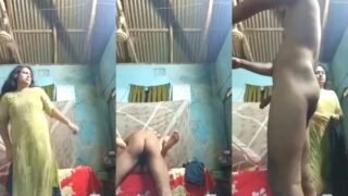 Desi Sex MMS of Desi Vlg Bhabhi Striping and Fuycking With Lover 